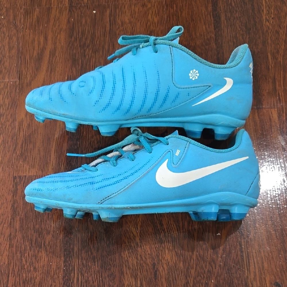 Nike Boys Soccer Cleats Size 5.5